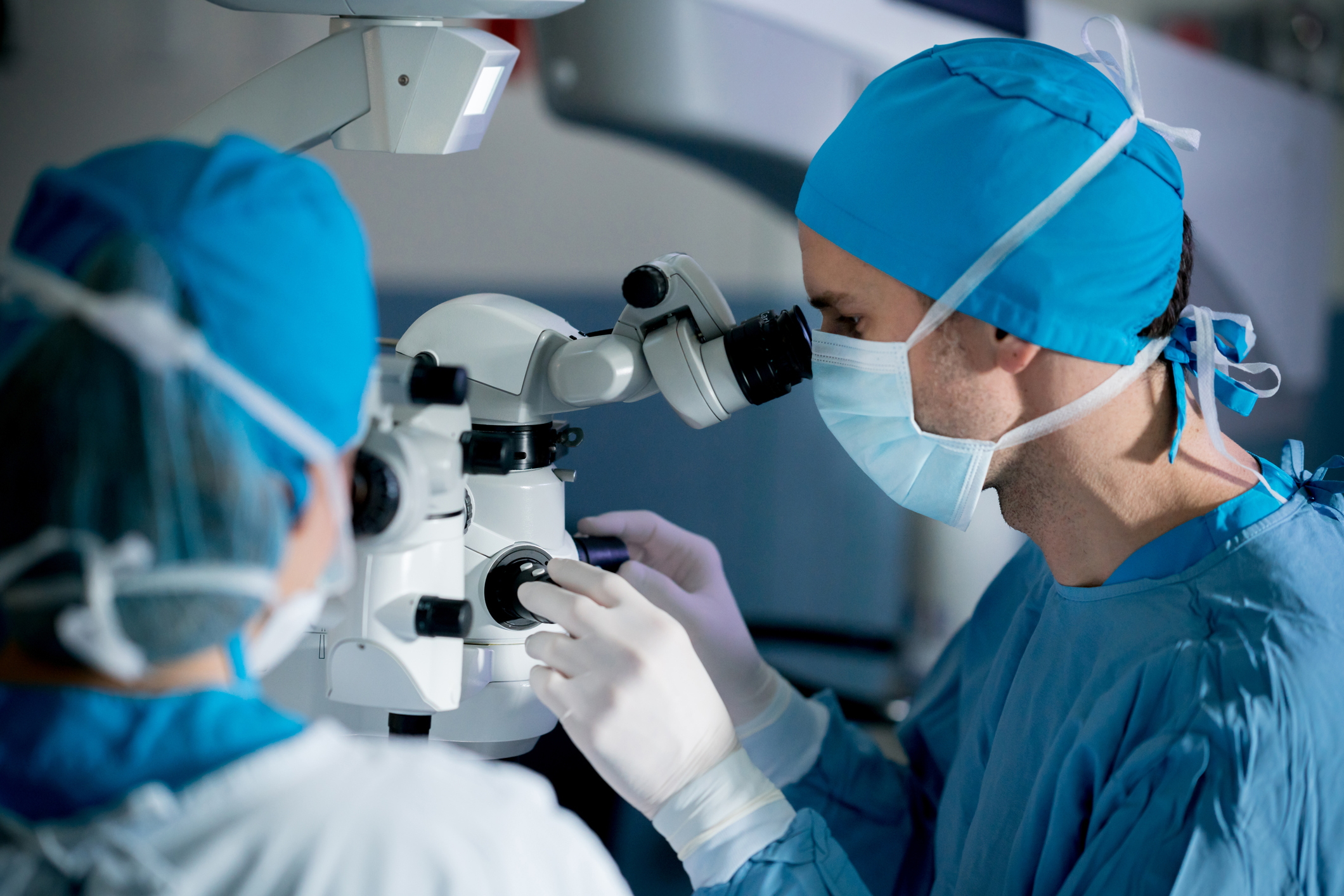 Can individuals with diabetes undergo cataract surgery?